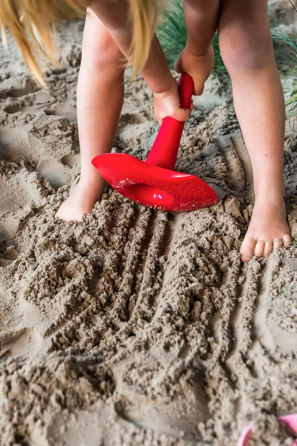 Quut Triplet (Calypso Pink) - All in One Rake, Shovel and Sifter Beach Toy